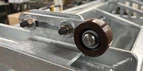 Pig lift guide roller assembly